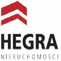 Logo firmy Hegra Nieruchomości z czerwonym symbolem graficznym przypominającym strzałkę w górę nad nazwą firmy.