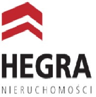 Logo firmy Hegra Nieruchomości z czerwonym symbolem graficznym przypominającym strzałkę w górę nad nazwą firmy.