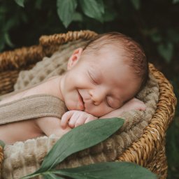 narodziny, jedno z wydarzeń, które zmienia wszystko - serio. Jeśli chcesz ten czas zapamiętać na  dłużej - zapraszam na sesje noworodkowe pełnie czułości,, dotyku i w 100% Was. Więcej zdjęć znajdziecie w SM wpisując Fotografie Izaka:)
