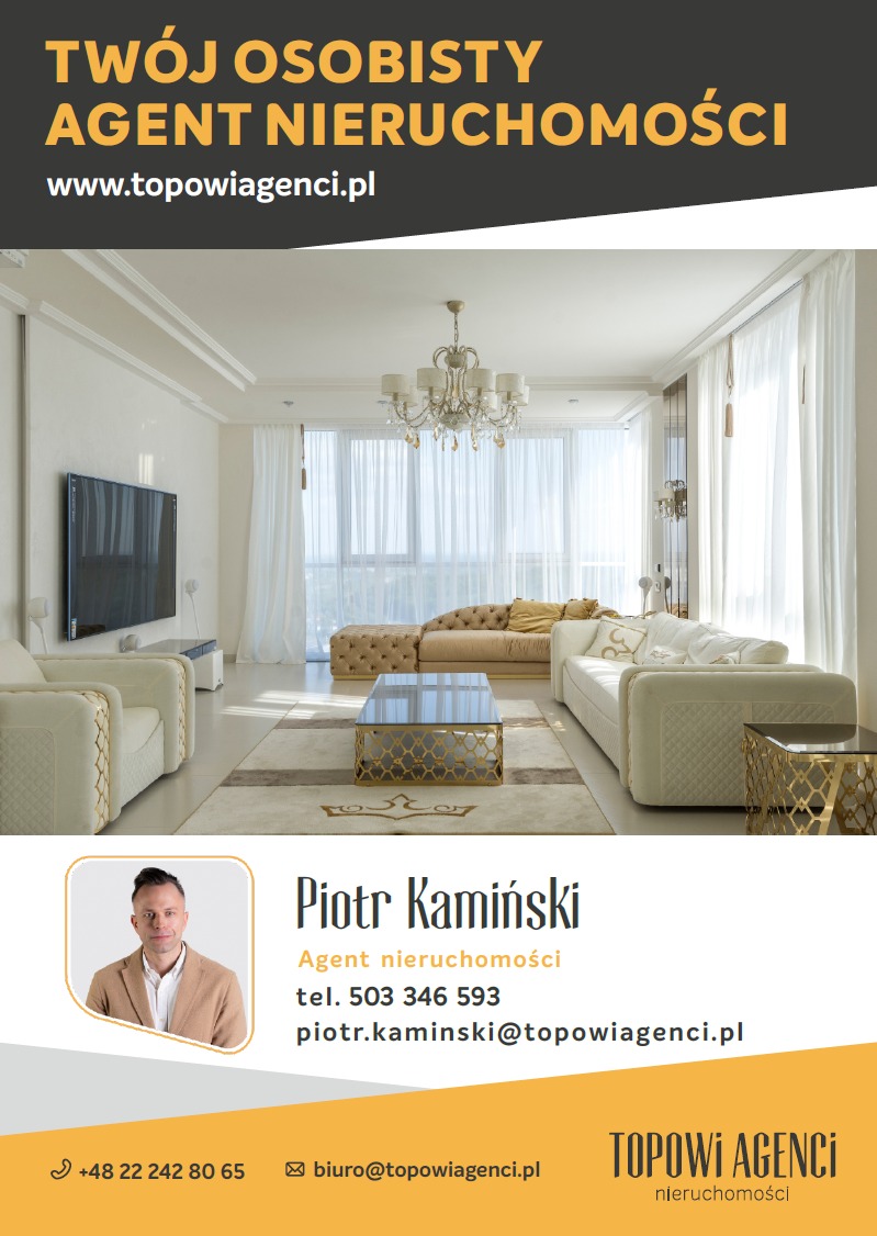 Elegancki salon z jasnymi meblami, żyrandolem i dużym oknem, prezentowany jako wizytówka agenta nieruchomości.