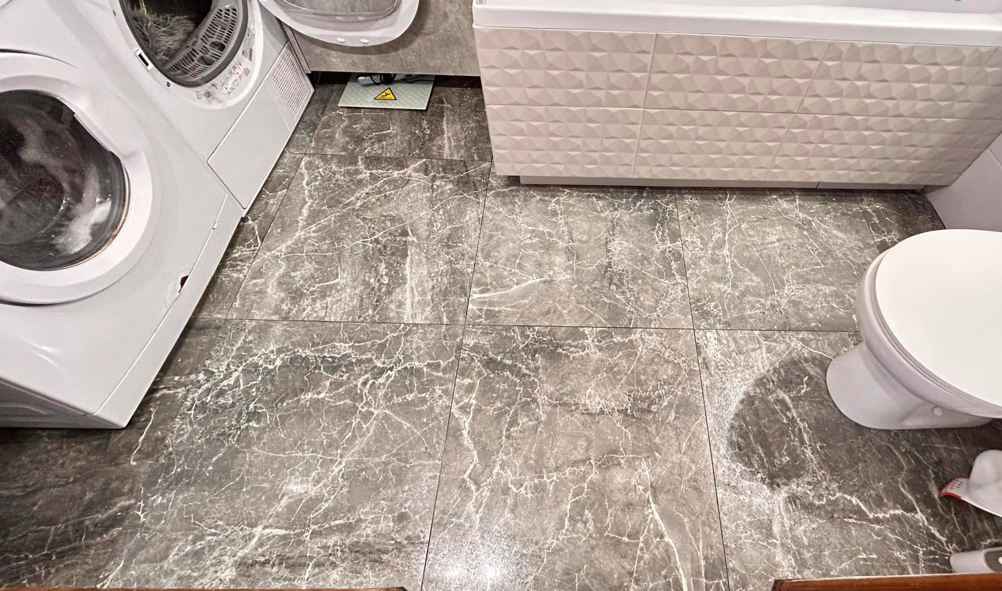 Podłoga łazienkowa..... plus obudowa wanny ;)