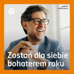 Uśmiechnięty mężczyzna w okularach, z rękami złożonymi przed sobą, w tle jasne wnętrze; tekst 'Zostań dla siebie bohaterem roku'.