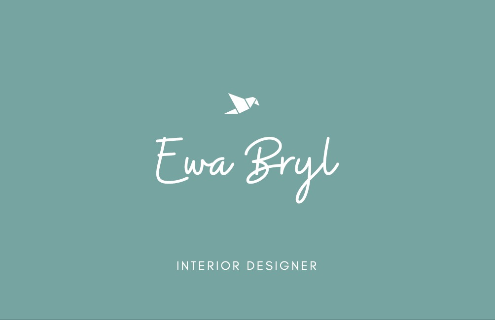 Logo firmy Ewa Bryl Interior Designer na turkusowym tle, z origami ptaka i eleganckim fontem.