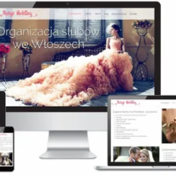 Responsywna strona internetowa na różnych urządzeniach (monitor, tablet, smartfon) prezentująca ofertę organizacji ślubów we Włoszech, z motywem przewodnim sukni ślubnej.