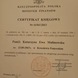 Skan Certyfikatu Księgowego wydanego przez Ministra Finansów RP dla Katarzyny Ewy Malinowskiej, potwierdzający uprawnienia do usługowego prowadzenia ksiąg rachunkowych, z pieczęcią i podpisem.
