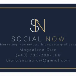 Wizytówka firmy Social Now z logo SN, informacjami kontaktowymi i opisem: marketing internetowy i projekty graficzne, umieszczona na ciemnoniebieskim tle z cienką złotą ramką.