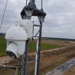 Kamera obrotowa zamontowana na wysokości 15m do obserwacji terenu kopalni kruszywa