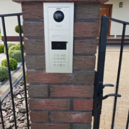 Wideodomofon z klawiaturą numeryczną na posesji prywatnej