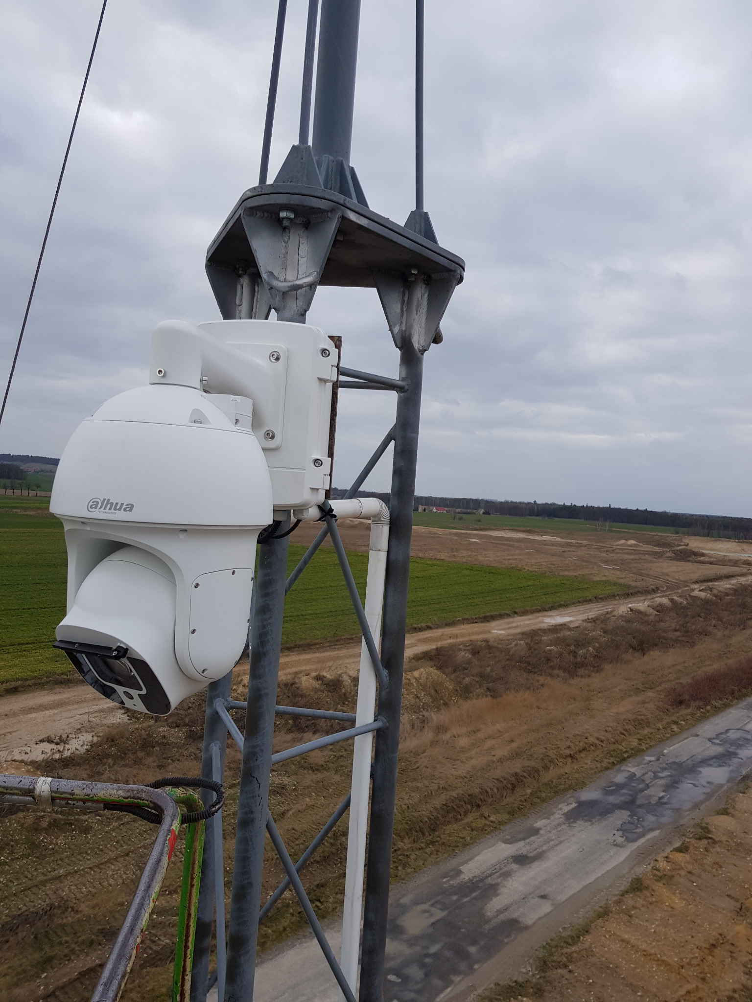 Kamera obrotowa zamontowana na wysokości 15m do obserwacji terenu kopalni kruszywa