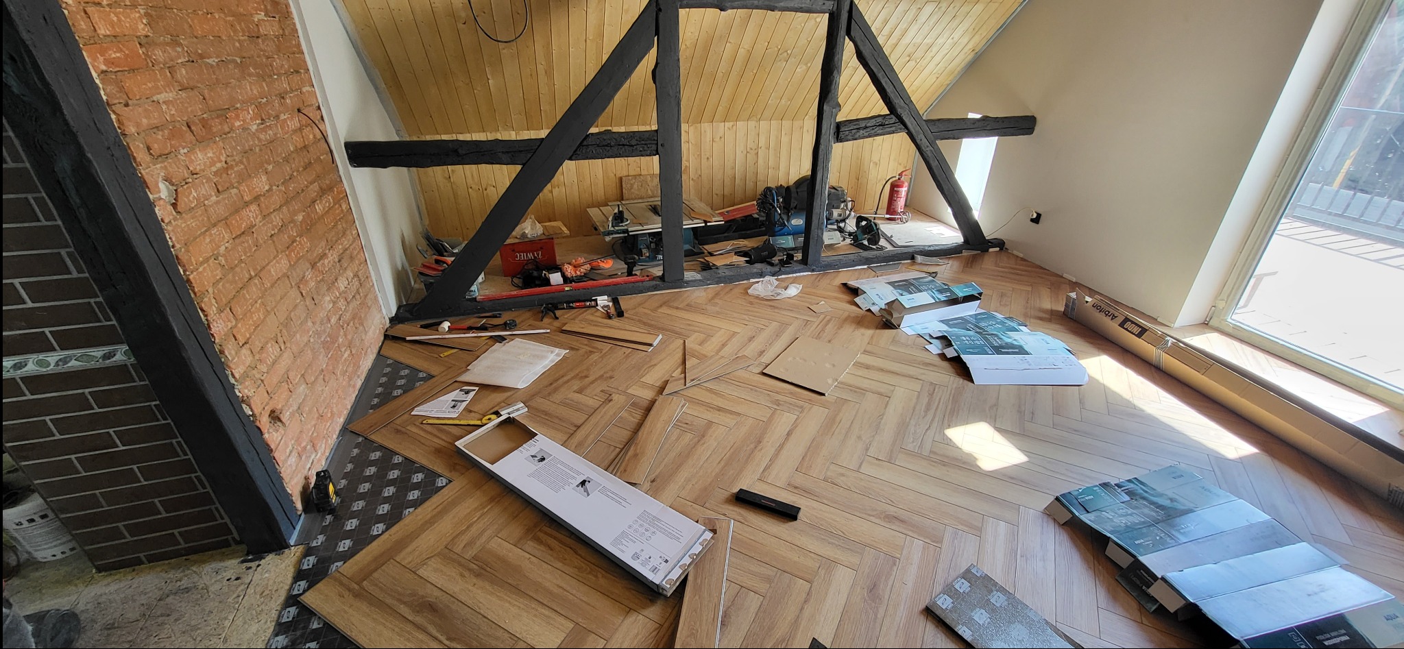 Panele winylowe lub innego rodzaju Montaż w jodełkę ważne by była dobrze podłoga przygotowana do montażu...