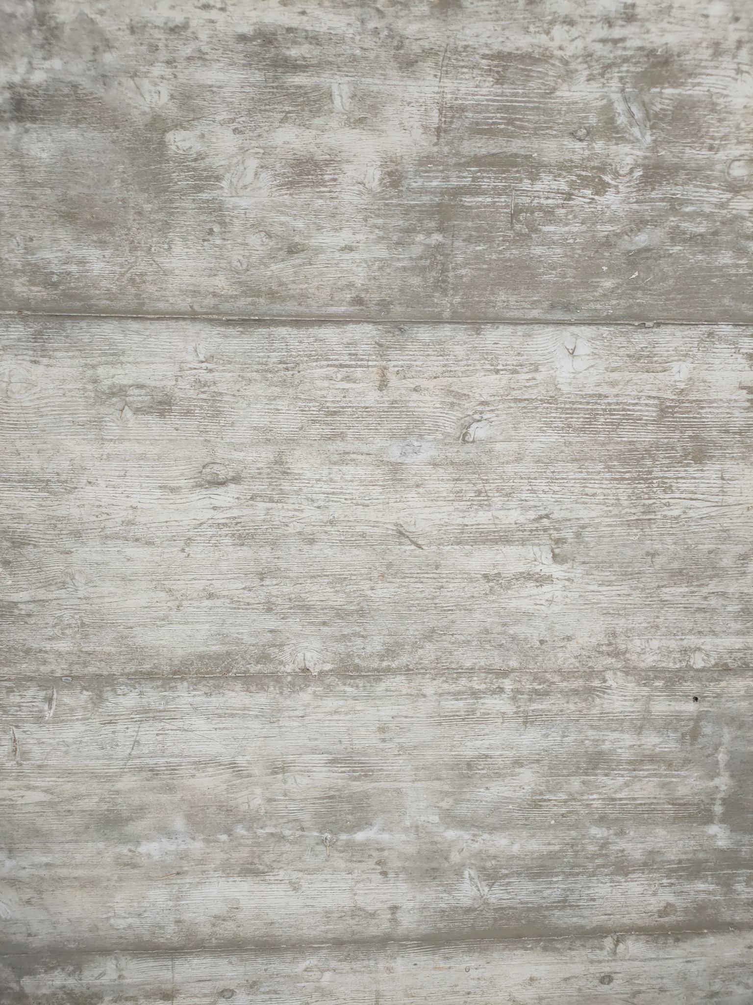 Bielona, pozioma boazeria z widoczną strukturą drewna i śladami szarości, tworząca teksturalne tło. Delikatne cieniowanie podkreśla naturalny charakter materiału.
