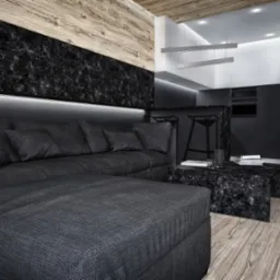 Nowoczesny salon w tonacji szarości i czerni z drewnianymi akcentami, sofa z poduszkami, stolik kawowy z marmurowym blatem, podświetlany panel ścienny, drewniany sufit i parkiet, widoczne krzesła...
