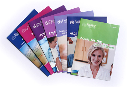 Ułożony wachlarzowo zestaw ulotek formatu A5 z logo PasTest, każda w innym kolorze (niebieski, różowy, fioletowy, zielony), prezentujących ofertę edukacyjną dla profesjonalistów medycznych.