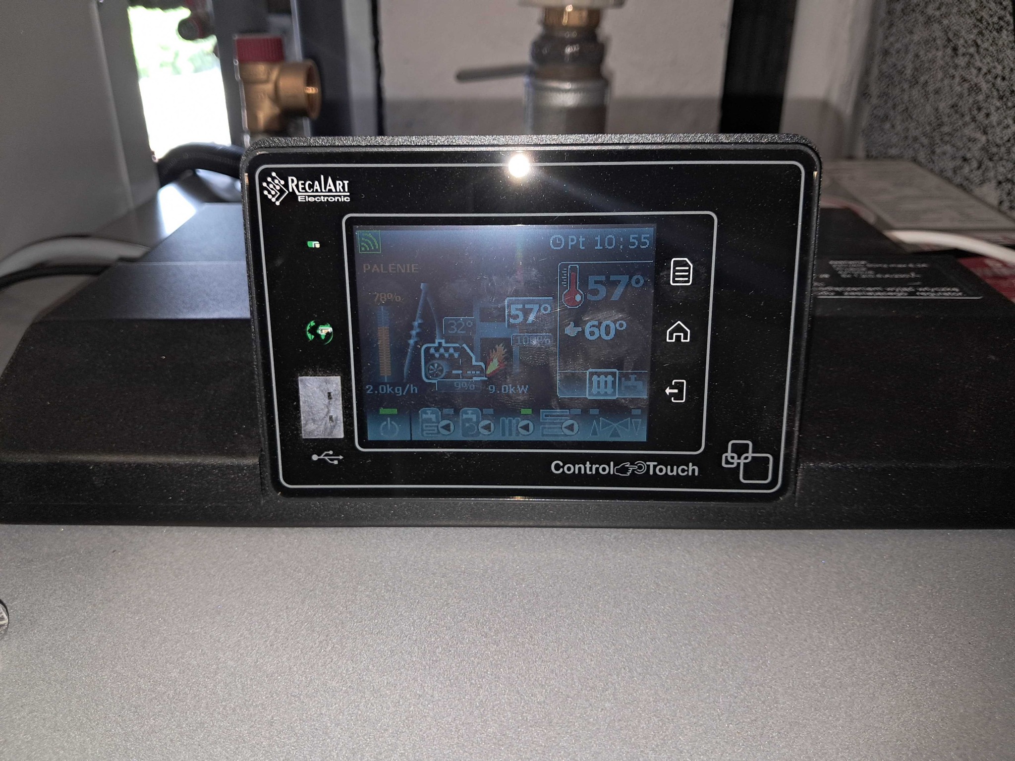 Panel sterowania kotła grzewczego RecalArt Electronic z ekranem dotykowym Control Touch, wyświetlającym parametry pracy, w tym temperaturę 57 stopni Celsjusza.