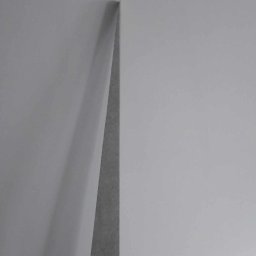 BSOLUTIONS KRZYSZTOF BULBAK - Połączenie dwóch płaszczyzn ścian pod kątem prostym, jedna pomalowana na biało, druga w szarym, surowym wykończeniu, widoczny ostry kant.