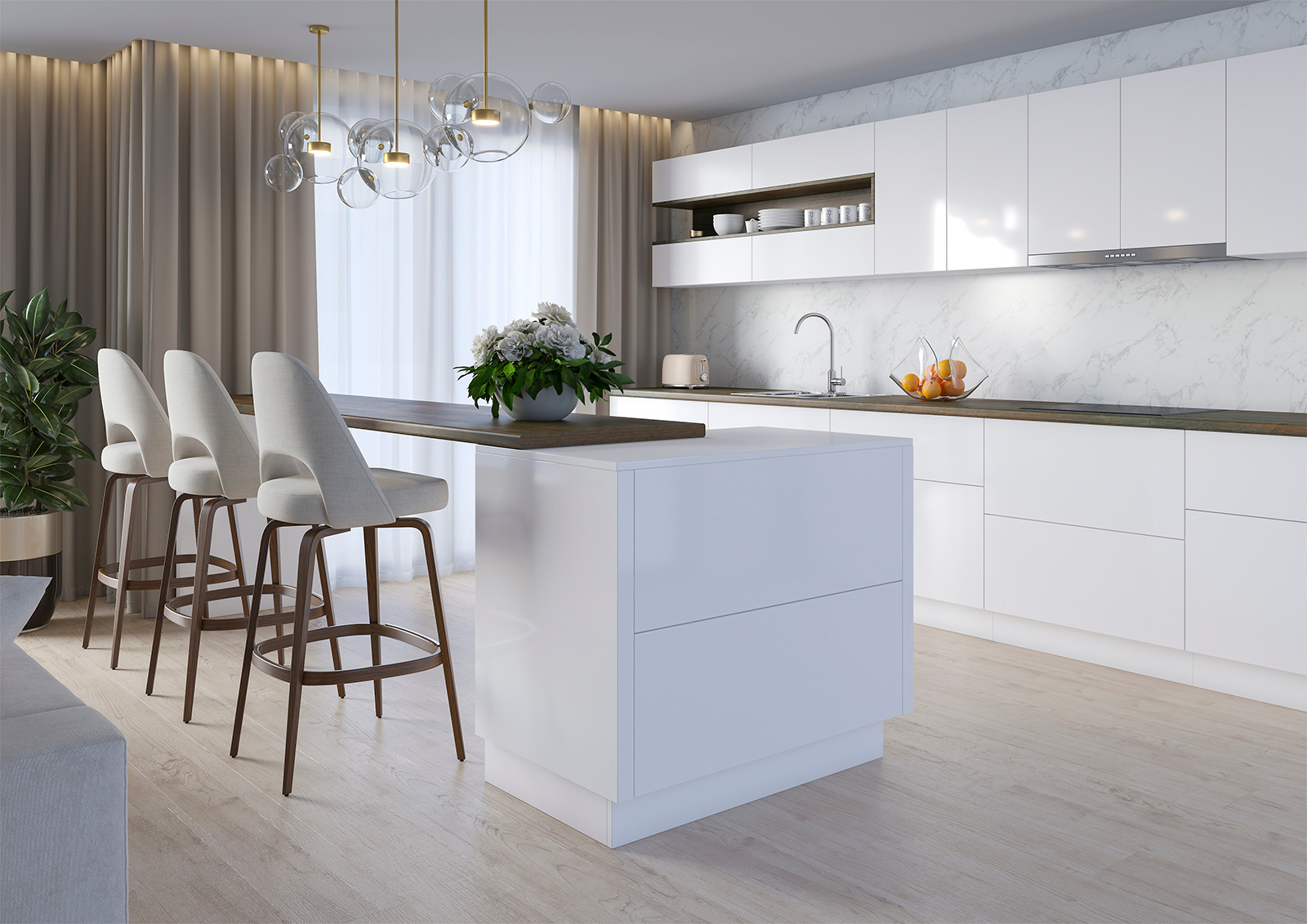 Jasna, minimalistyczna kuchnia z wyspą, trzema hokerami z beżowymi siedziskami i drewnianymi nogami, marmurowym backsplashiem i dekoracyjnym oświetleniem sufitowym.