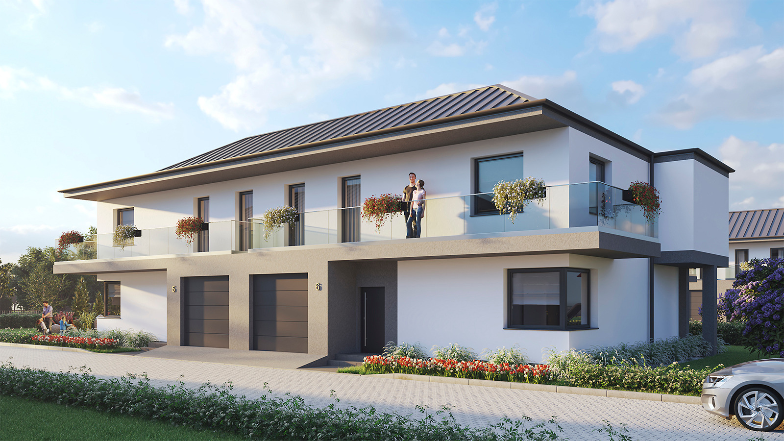 Wizualizacja bliźniaczego domu z balkonami z przeszklonymi balustradami, na których stoją dwie osoby. Na balkonach wiszą donice z kwiatami. Przed domem widoczny podjazd i fragment ogrodu.