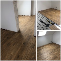 Tomasz Boiński - Układanie paneli podłogowych z narzędziami: młotek i dobijak do paneli, widok na podkład i panele w kolorze jasnego dębu w nowym pomieszczeniu.