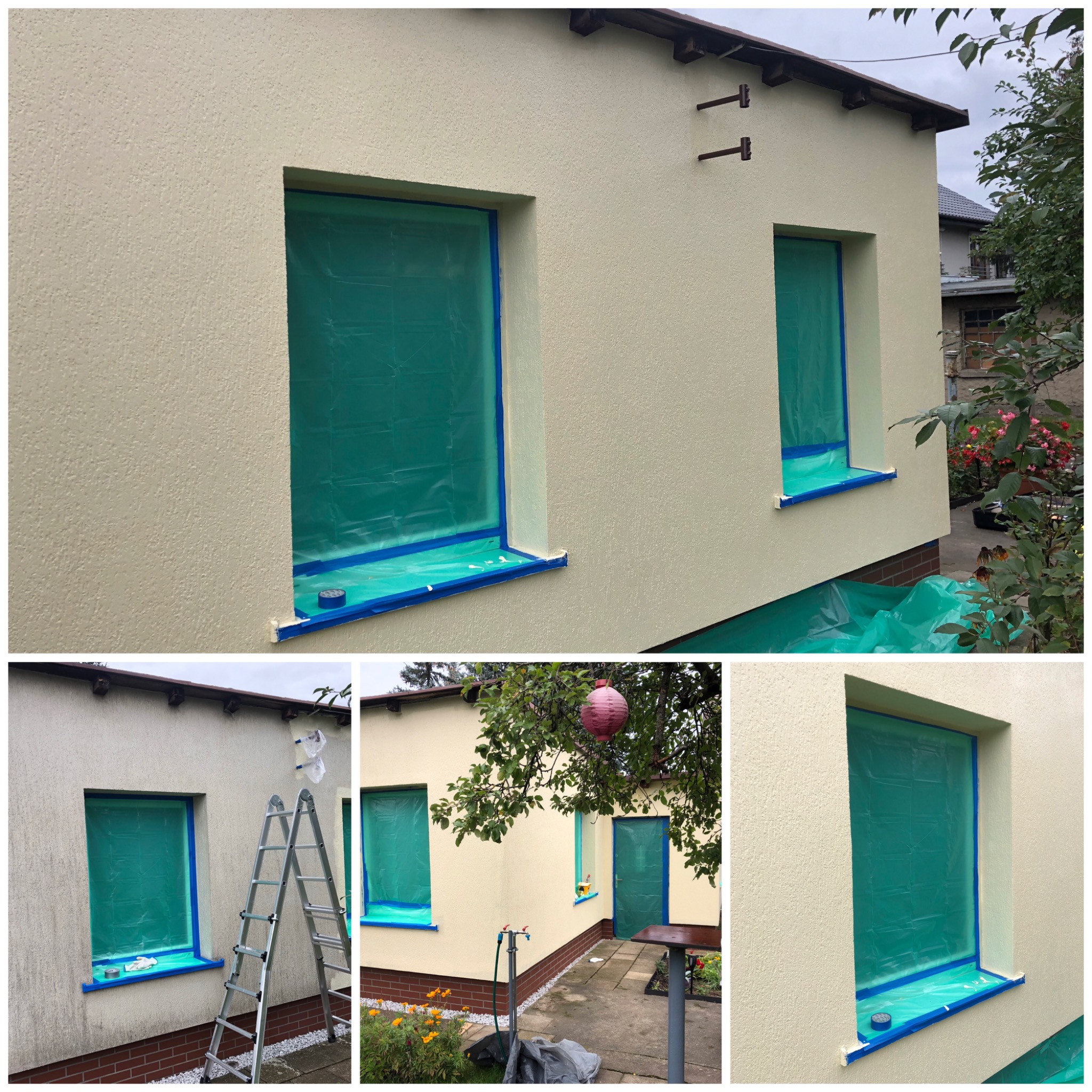 Przygotowanie do malowania elewacji domu jednorodzinnego: okna zabezpieczone folią i niebieską taśmą malarską, ściana pokryta jasnym tynkiem strukturalnym.