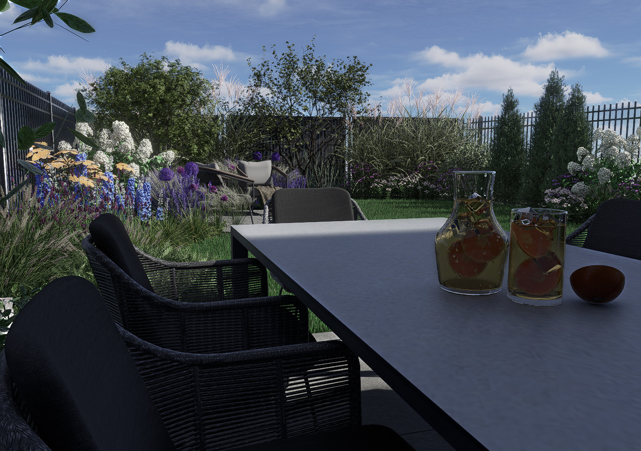 Nowoczesny ogród z rattanowymi meblami, stołem z napojami i kwitnącymi roślinami. Spokojna aranżacja przestrzeni zewnętrznej z dbałością o detale.