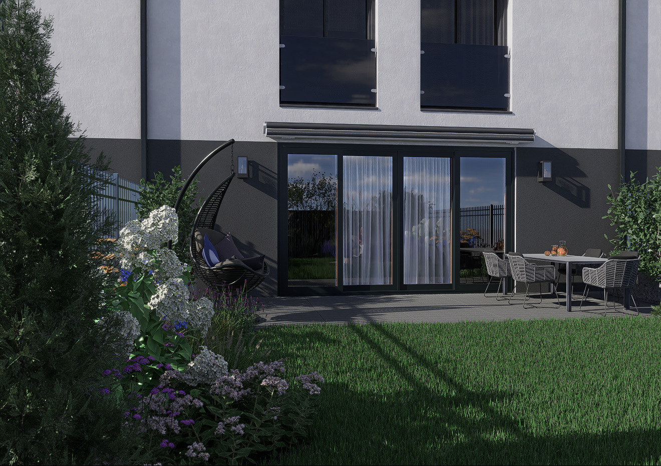 Nowoczesny taras z meblami ogrodowymi, wiszącym fotelem i bujną roślinnością. Widok na zadbany trawnik i elewację budynku w stonowanych kolorach.