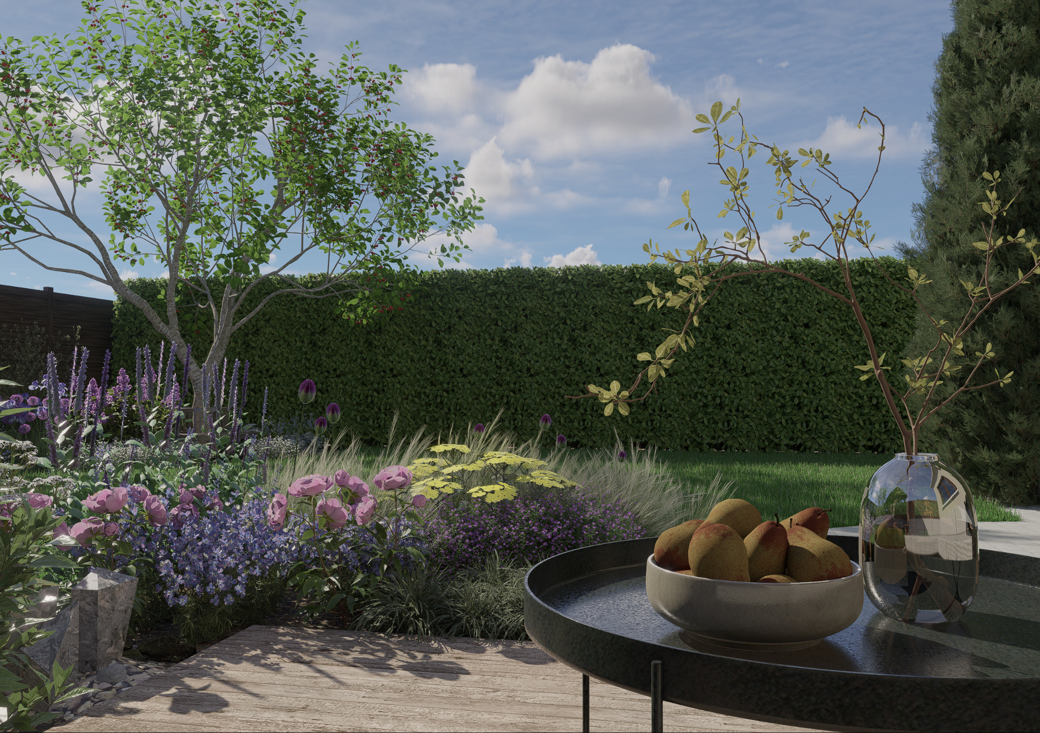 Klimatyczny ogród z kwitnącymi kwiatami w odcieniach fioletu i różu, drzewami i wypielęgnowanym żywopłotem. Na pierwszym planie stolik z owocami i wazonem.