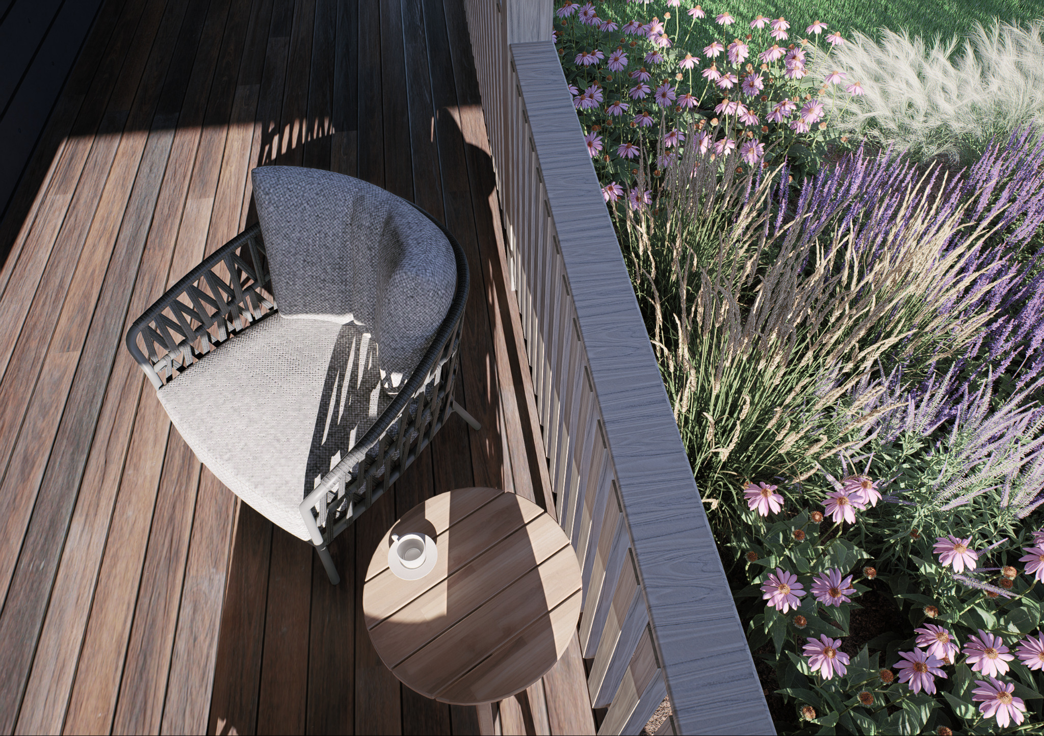 Klimatyczny balkon z drewnianą podłogą i rattanowym fotelem. Widok z góry na kompozycję kwiatową z echinacei i lawendy. Idealne miejsce do relaksu na świeżym powietrzu.