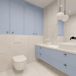 Jasna łazienka z błękitnymi szafkami i podwójną umywalką. Na ścianach beżowe płytki, pionowe panele dekoracyjne. Nowoczesne oświetlenie i armatura w kolorze czarnym.