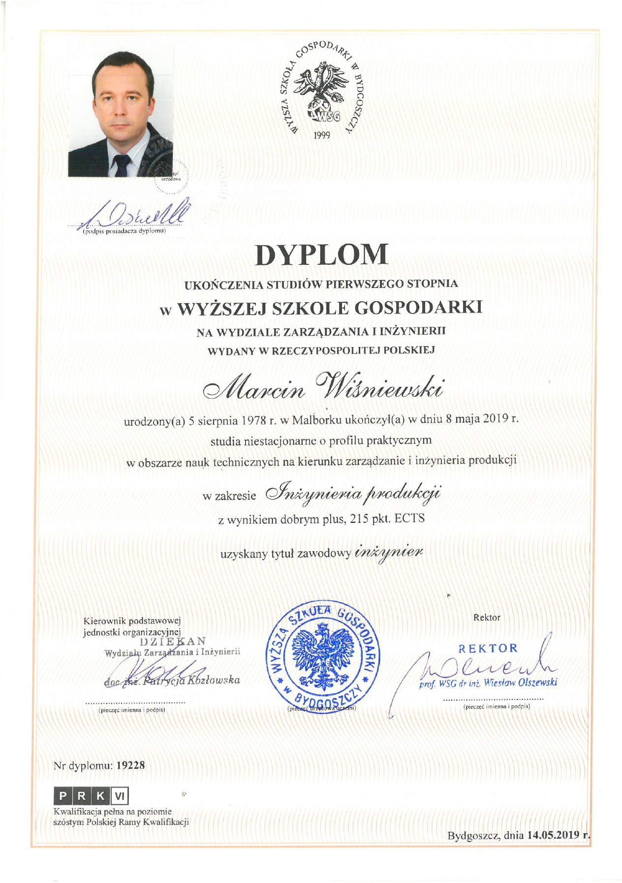 Skan dyplomu ukończenia studiów pierwszego stopnia w Wyższej Szkole Gospodarki na nazwisko Marcin Wiśniewski, wydany w Bydgoszczy w 2019 roku, z pieczęciami i podpisami rektora oraz dziekana.
