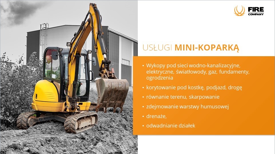 Żółta mini-koparka na gąsienicach, z łyżką zanurzoną w ziemi, na tle szarego budynku przemysłowego, z pomarańczowym panelem reklamowym usług mini-koparką.