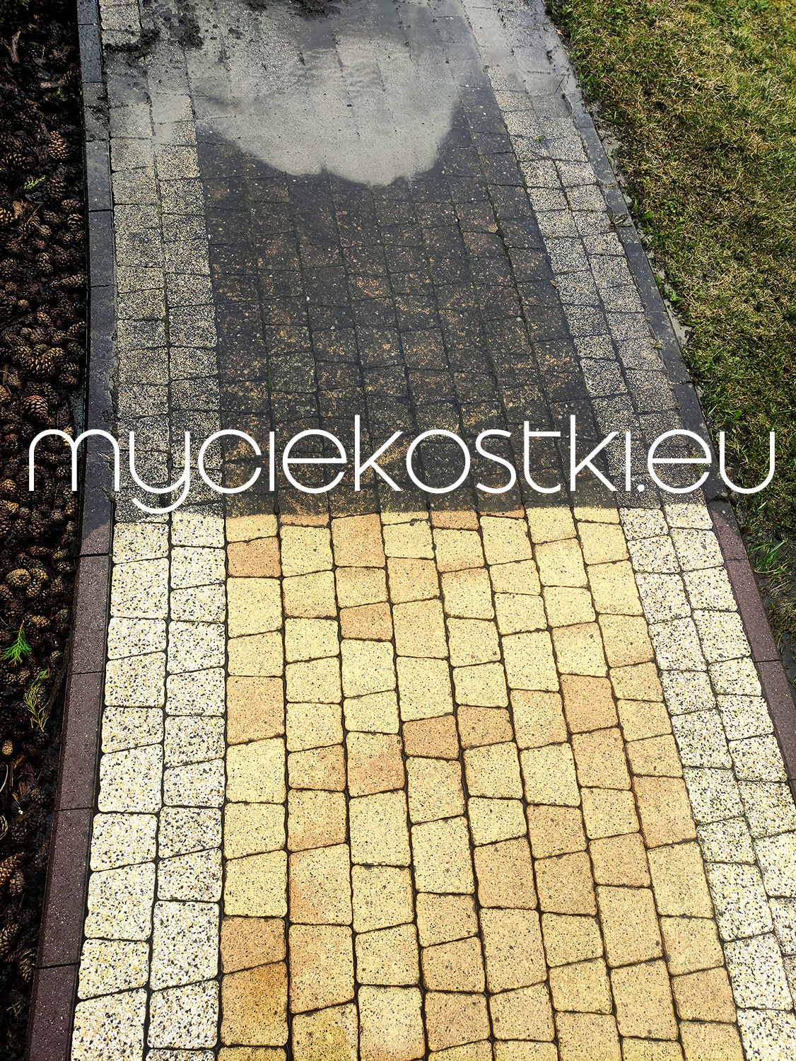 Częściowo umyta kostka brukowa, widoczna różnica w kolorze pomiędzy czystą a brudną powierzchnią, z naniesionym adresem strony internetowej.