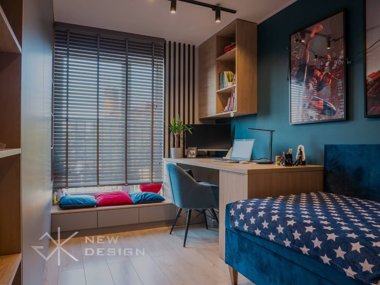 Nowoczesny pokój młodzieżowy z biurkiem, drewnianymi żaluzjami, niebieskimi ścianami i plakatem Spidermana.