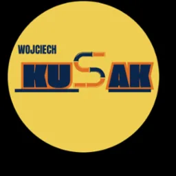Logo firmy Wojciech Kusak z nazwą w kolorze granatowym i pomarańczowym, stylizowane na rury, na żółtym okręgu i czarnym tle.