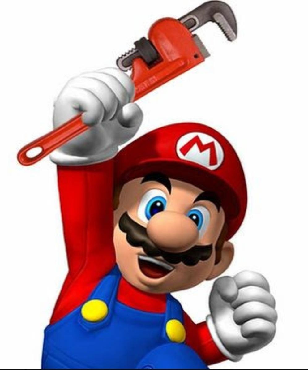 Kreskówkowa postać hydraulika z wąsami, w czerwonym kapeluszu z literą M i niebieskim kombinezonie, trzymająca nad głową czerwony klucz nastawny.