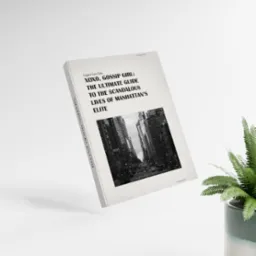 Okładka książki 'XOXO, Gossip Girl: The Ultimate Guide to the Scandalous Lives of Manhattan's Elite' z czarno-białym zdjęciem ulicy w Nowym Jorku, ustawiona pod kątem na białym tle obok rośliny...