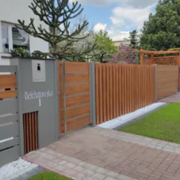 Ogrodzenie aluminiowe malowane w strukturach drewna