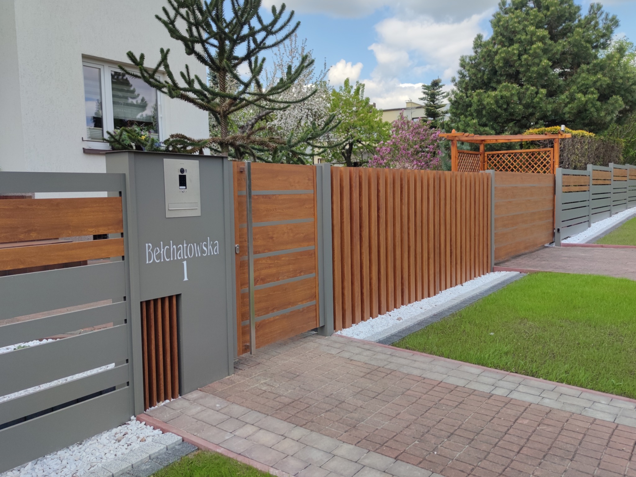 Ogrodzenie aluminiowe malowane w strukturach drewna