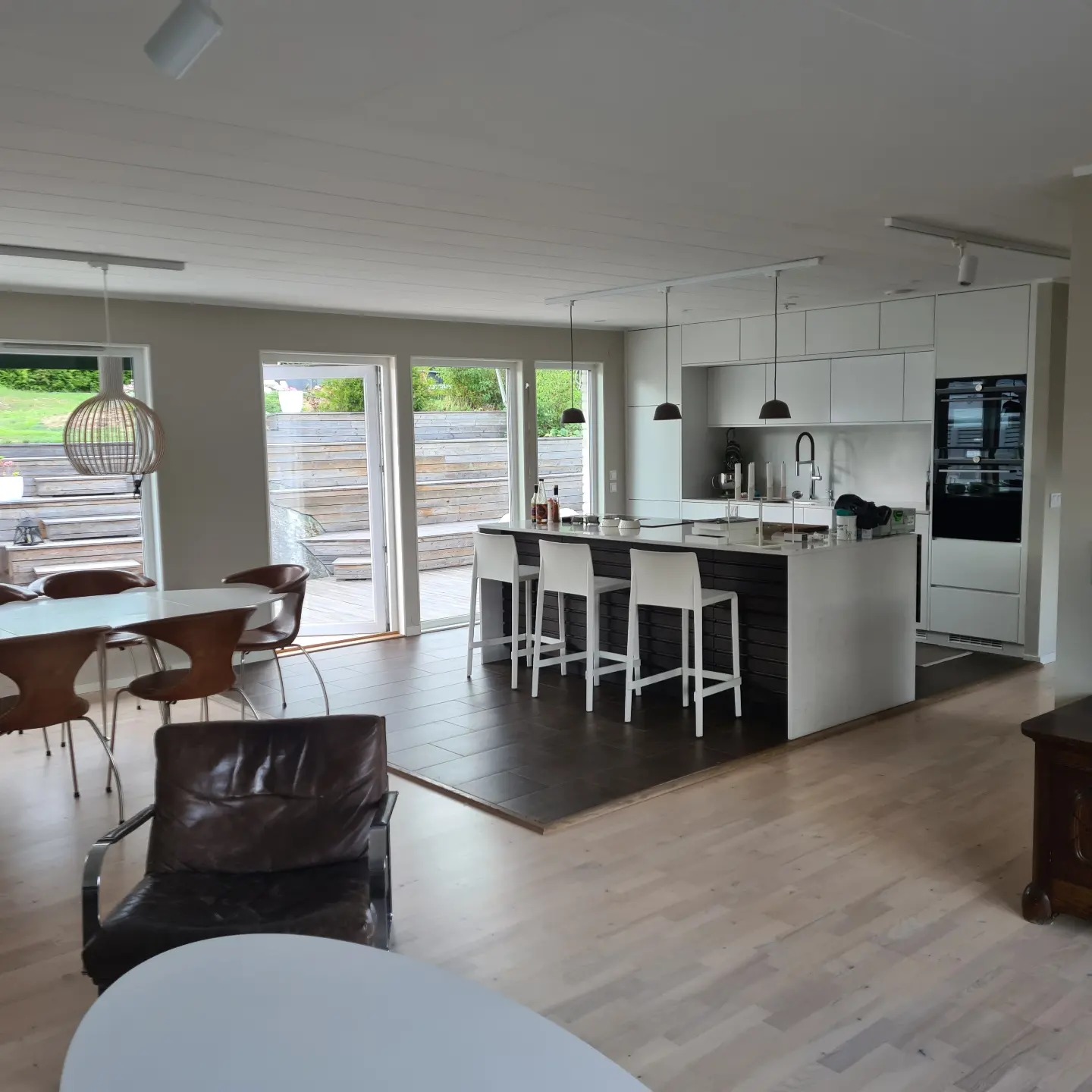 Malowanie wraz z montażem mebli kuchennych.