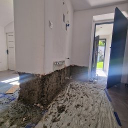 Tynkowanie ściany oraz nałożenie gładzi szpachlowej. Remont przedpokoju po usunięciu wilgoci ze ściany.