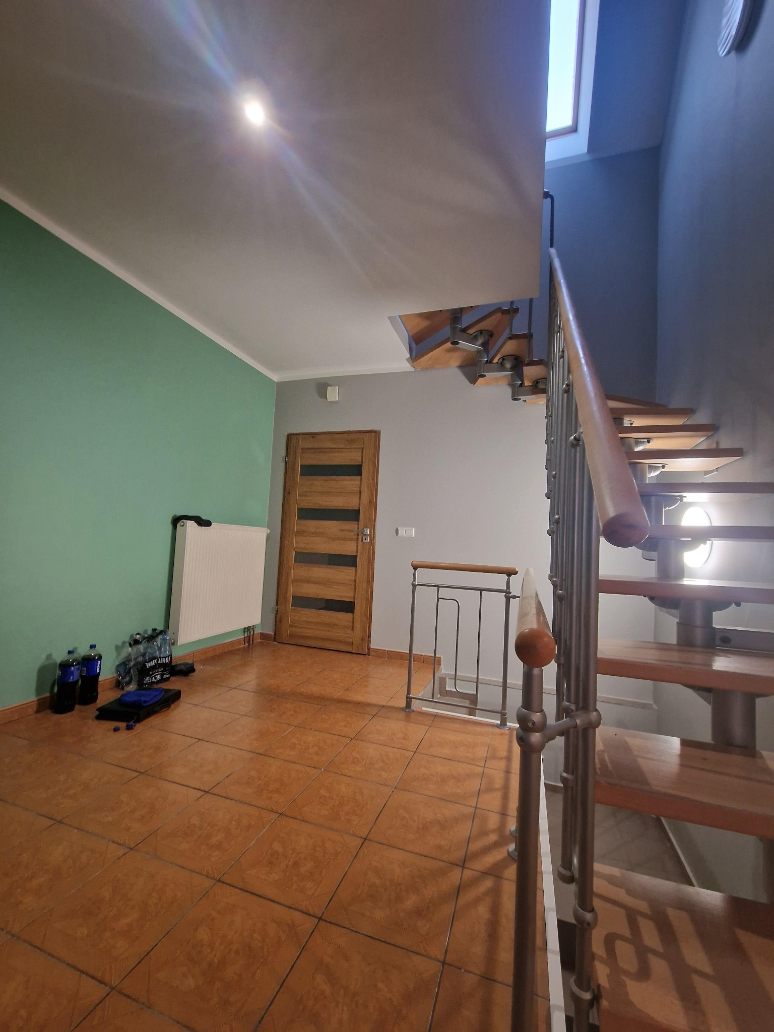 Nałożenie dwukrotne gładzi szpachlowej oraz malowanie ściany farbą emulsyjną