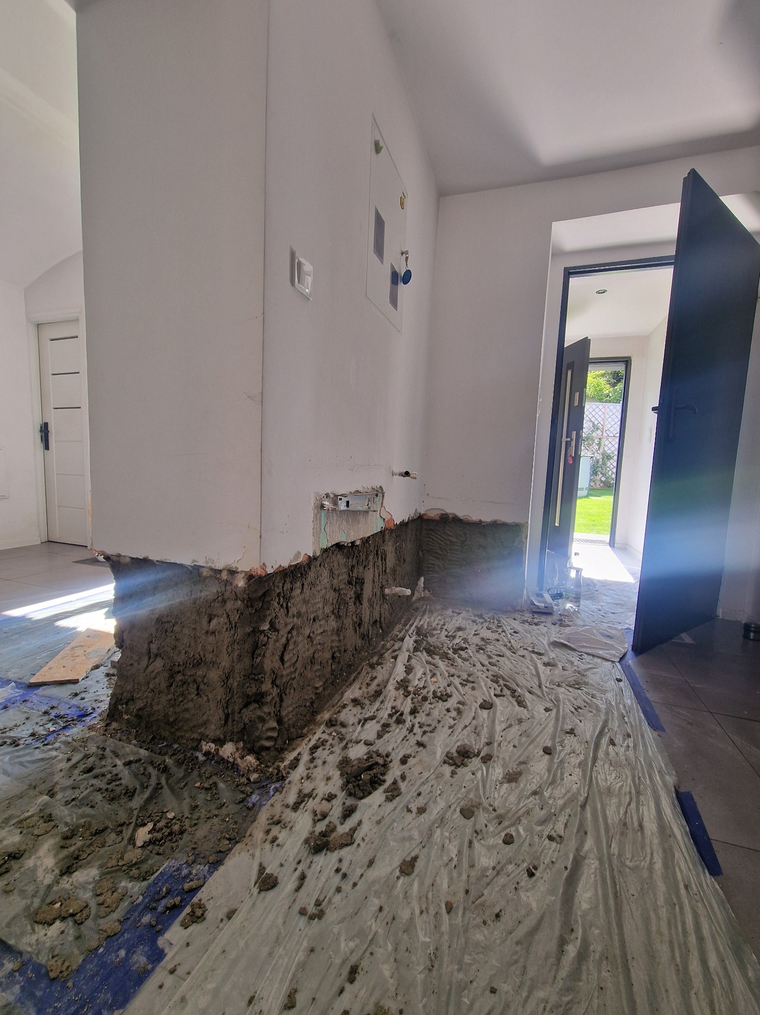 Tynkowanie ściany oraz nałożenie gładzi szpachlowej. Remont przedpokoju po usunięciu wilgoci ze ściany.