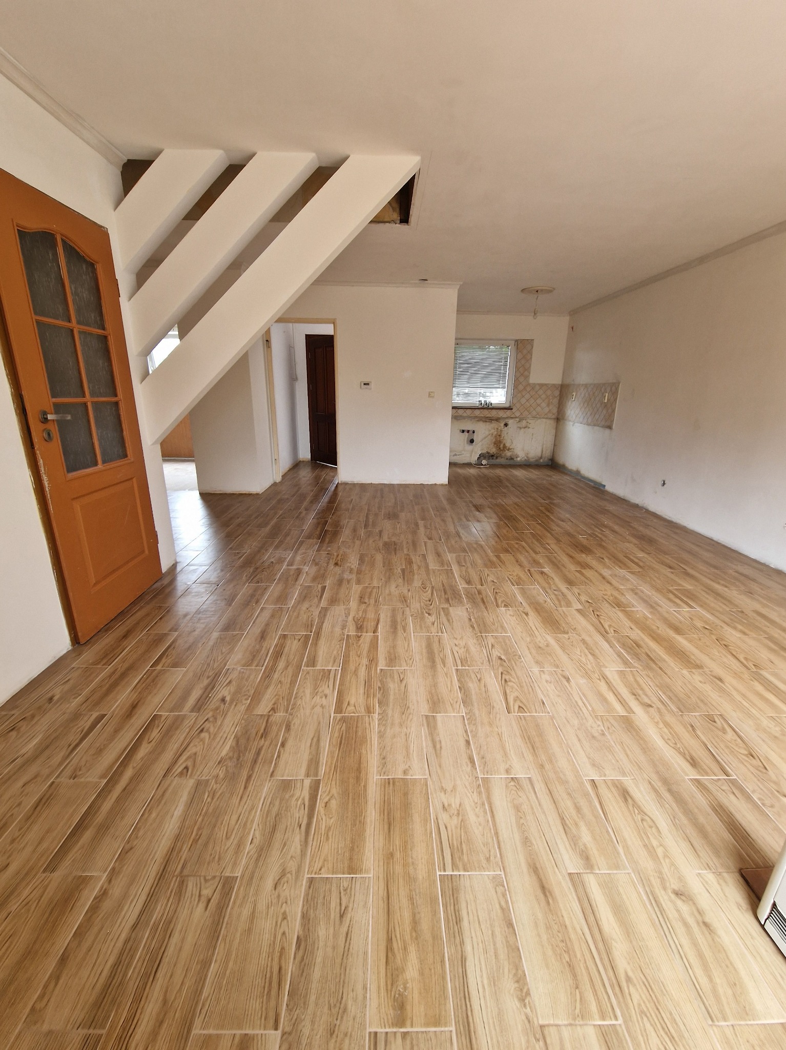 Ułożenie płytek ceramicznych na parterze w domku jednorodzinnym. Przesunięcie wzoru 1/2 długości płytki.