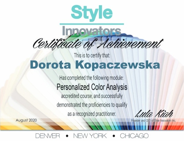 Certyfikat ukończenia kursu 'Personalized Color Analysis' przez Dorotę Kopaczewską, wydany przez Style Innovators, z paletą kolorów w tle.