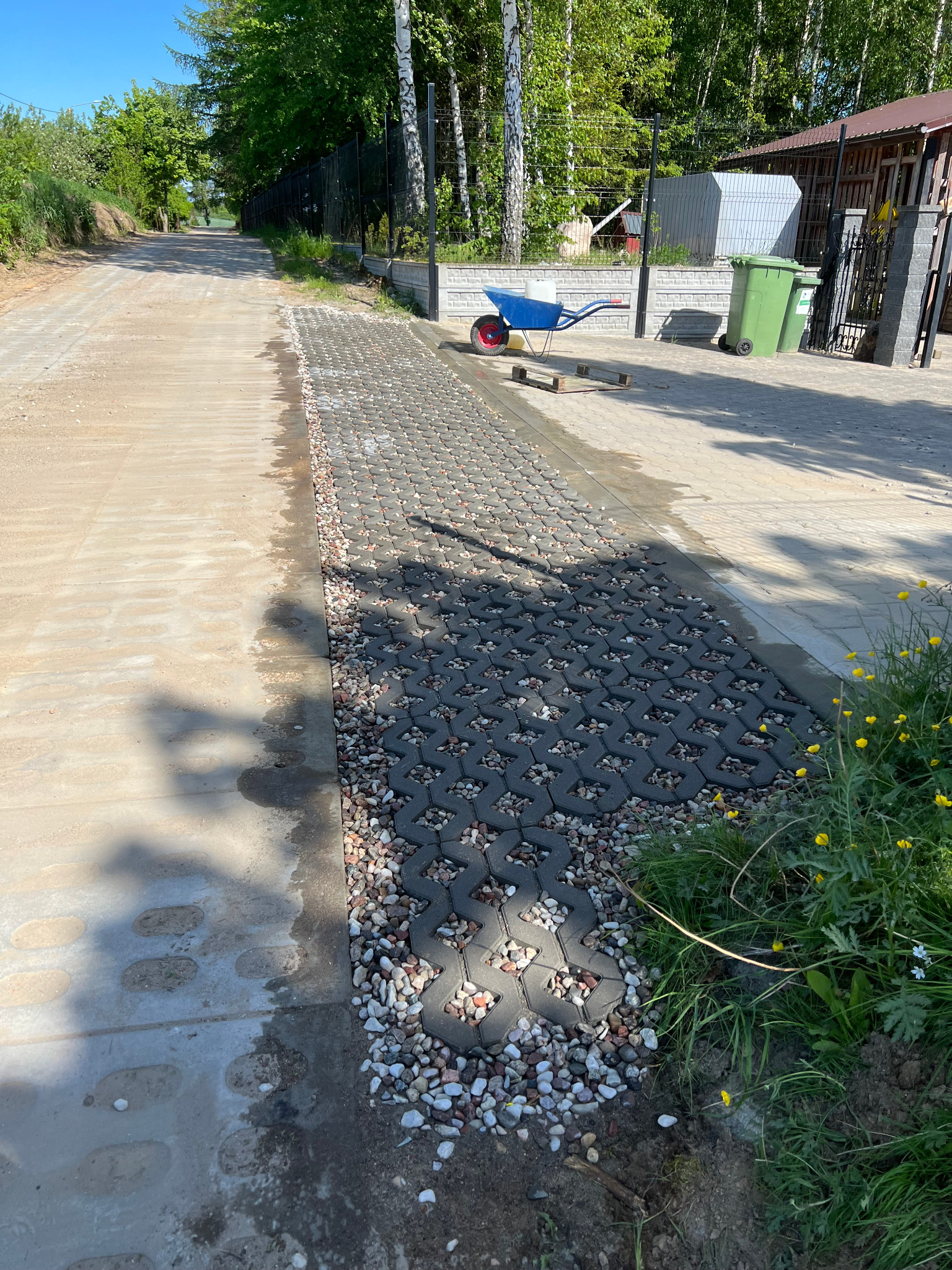 Ażury zamiast błota przed wjazdem :)