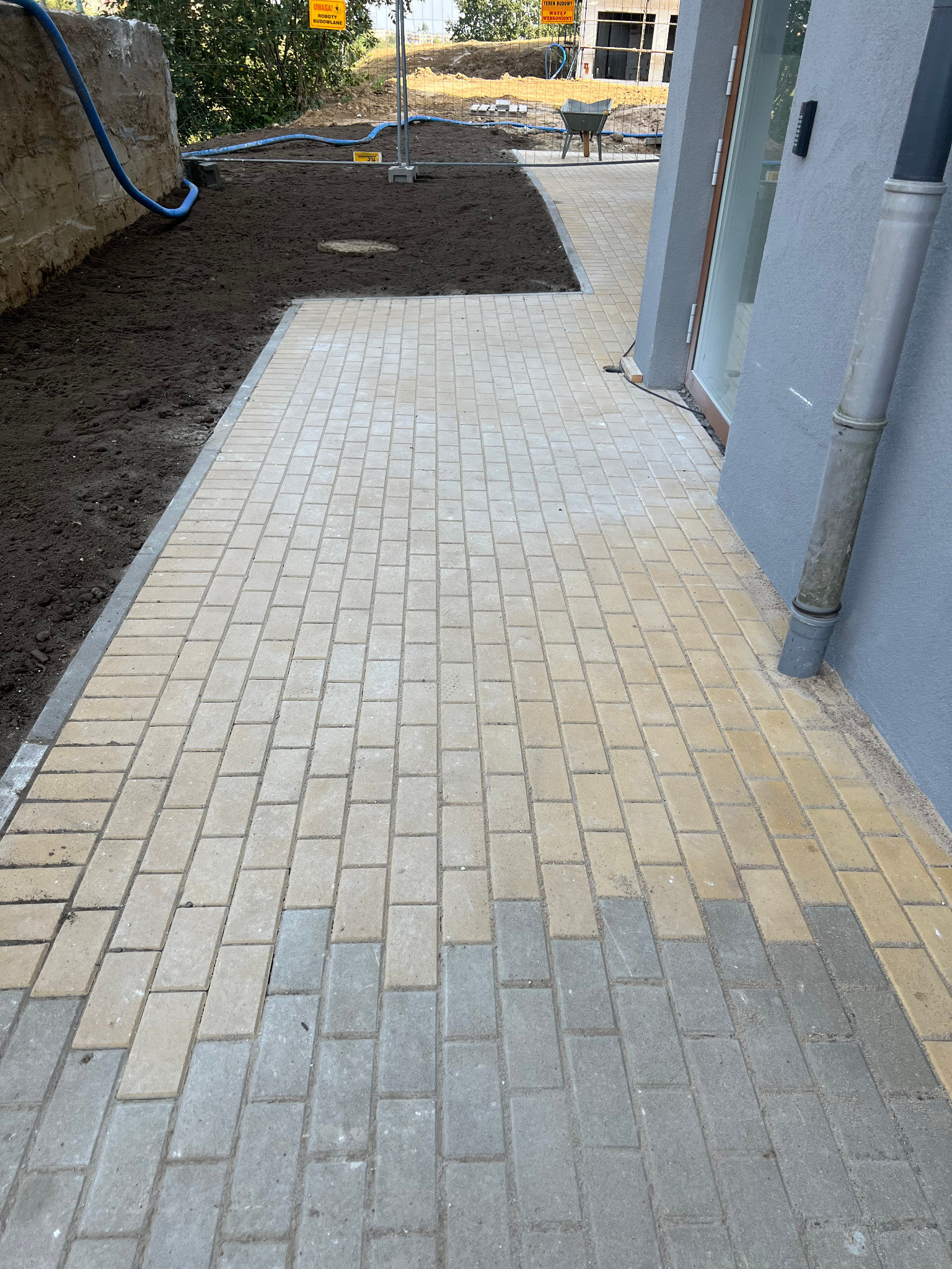 Kontynuacja chodnika przy szkole c.d.
