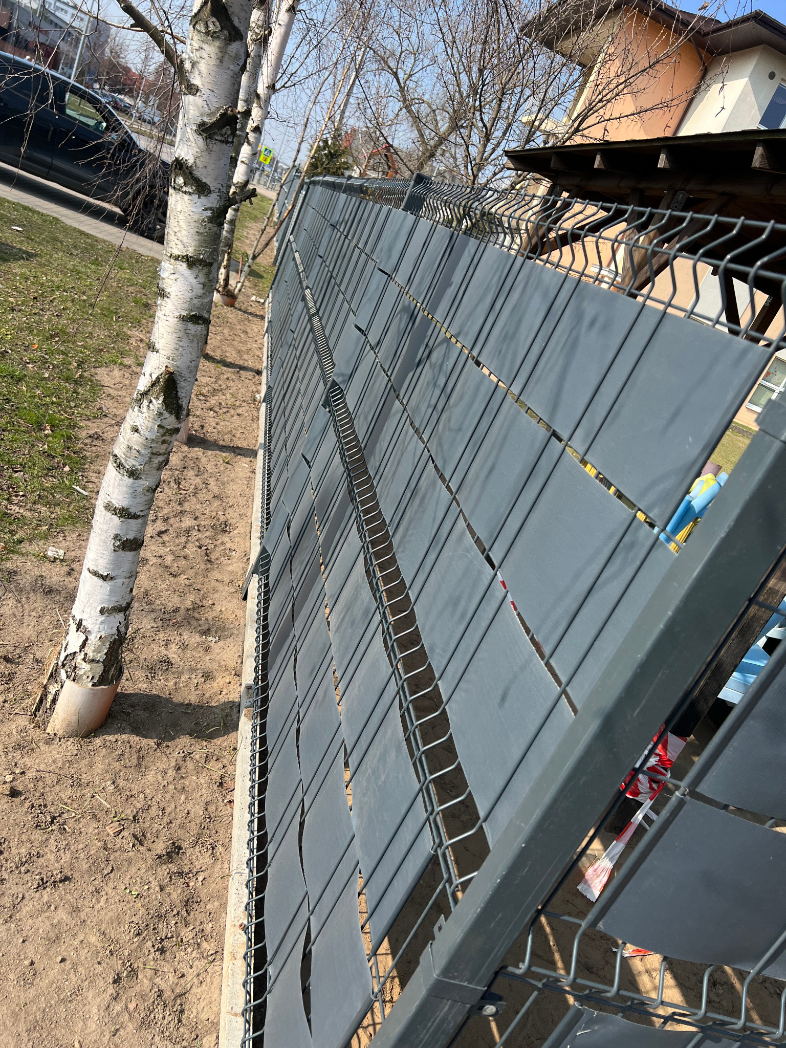 Montaż ogrodzenia oraz założenie taśmy ogrodzeniowej