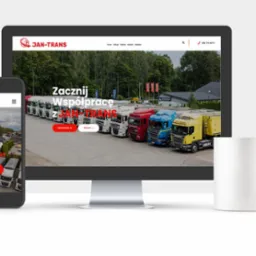 Prezentacja responsywnej strony internetowej firmy transportowej JAN-TRANS na monitorze i smartfonie, z flotą ciężarówek w tle, obok biały kubek.