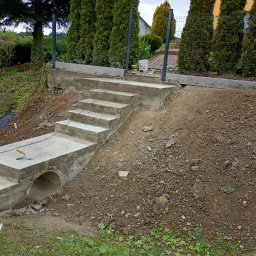 BAŻ-BRUK FIRMA USŁUGOWO-HANDLOWA JACEK ADAM - Przed domem Sanok