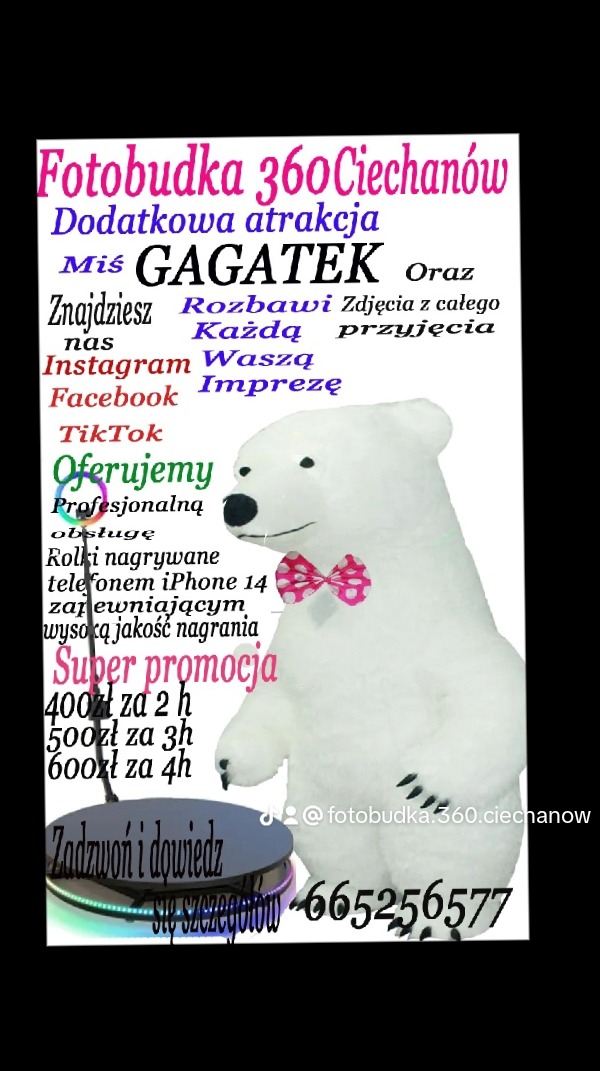 Promocja fotobudki 360 z pluszowym misiem w roli atrakcji, obok platforma z oświetleniem LED i numer telefonu kontaktowego.