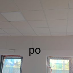 KADRA SPÓŁKA Z OGRANICZONĄ ODPOWIEDZIALNOŚCIĄ - Wykończony sufit podwieszany kasetonowy, widoczne okna zabezpieczone folią malarską